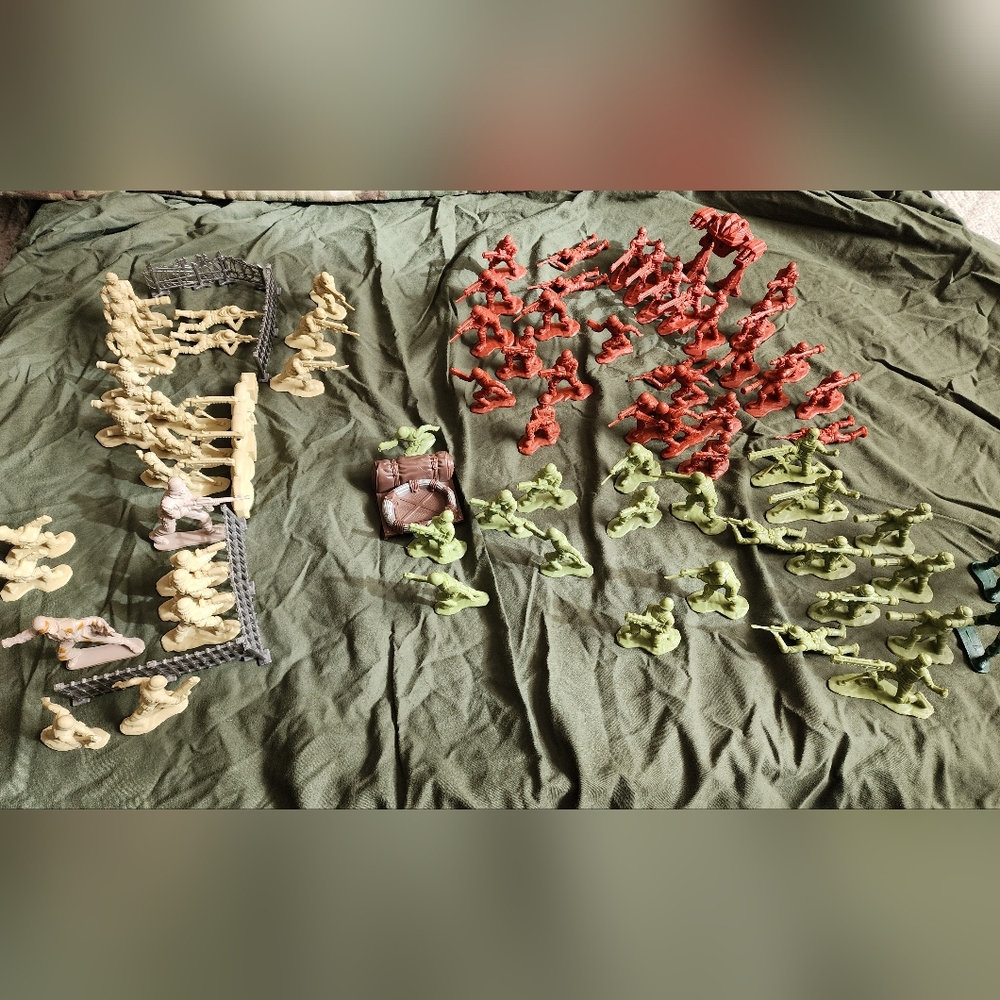 Army green, red, tan soldiers